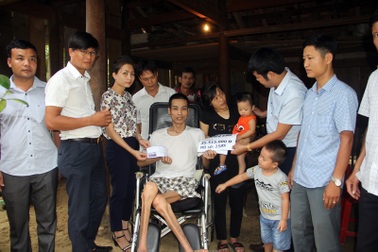 Trao hơn 35 triệu đồng đến gia đình chị Lê Thị Duyên