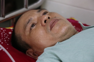 Con trai bỏ học đi phụ hồ kiếm tiền cứu bố mắc cùng lúc 2 bệnh ung thư