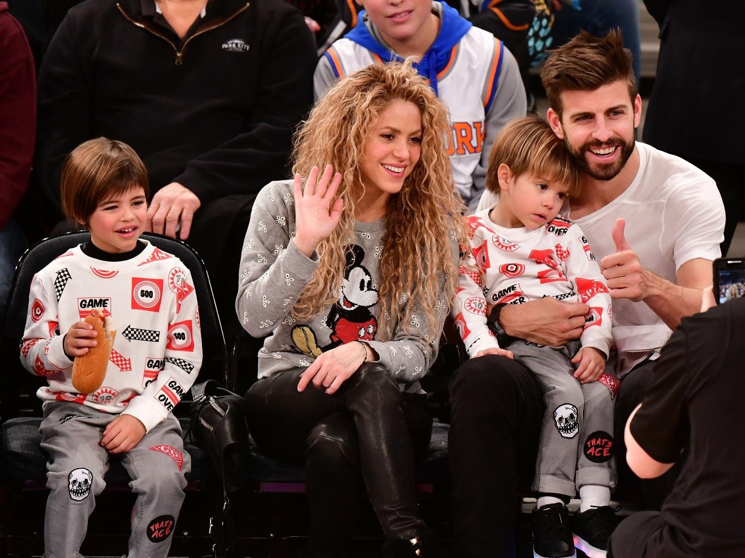 Shakira và Gerard Pique bên hai con nhỏ nhiều năm về trước (Ảnh: Daily Mail).