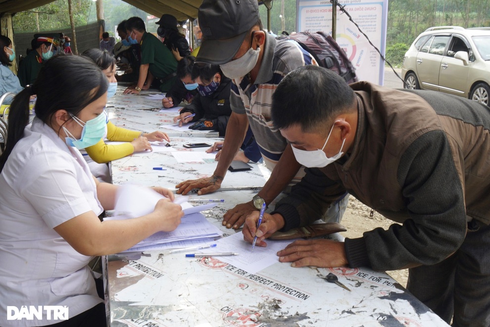 Bình Định: Một ngày thêm 25 ca mắc Covid-19, có 5 nhân viên Trạm Y tế - 2