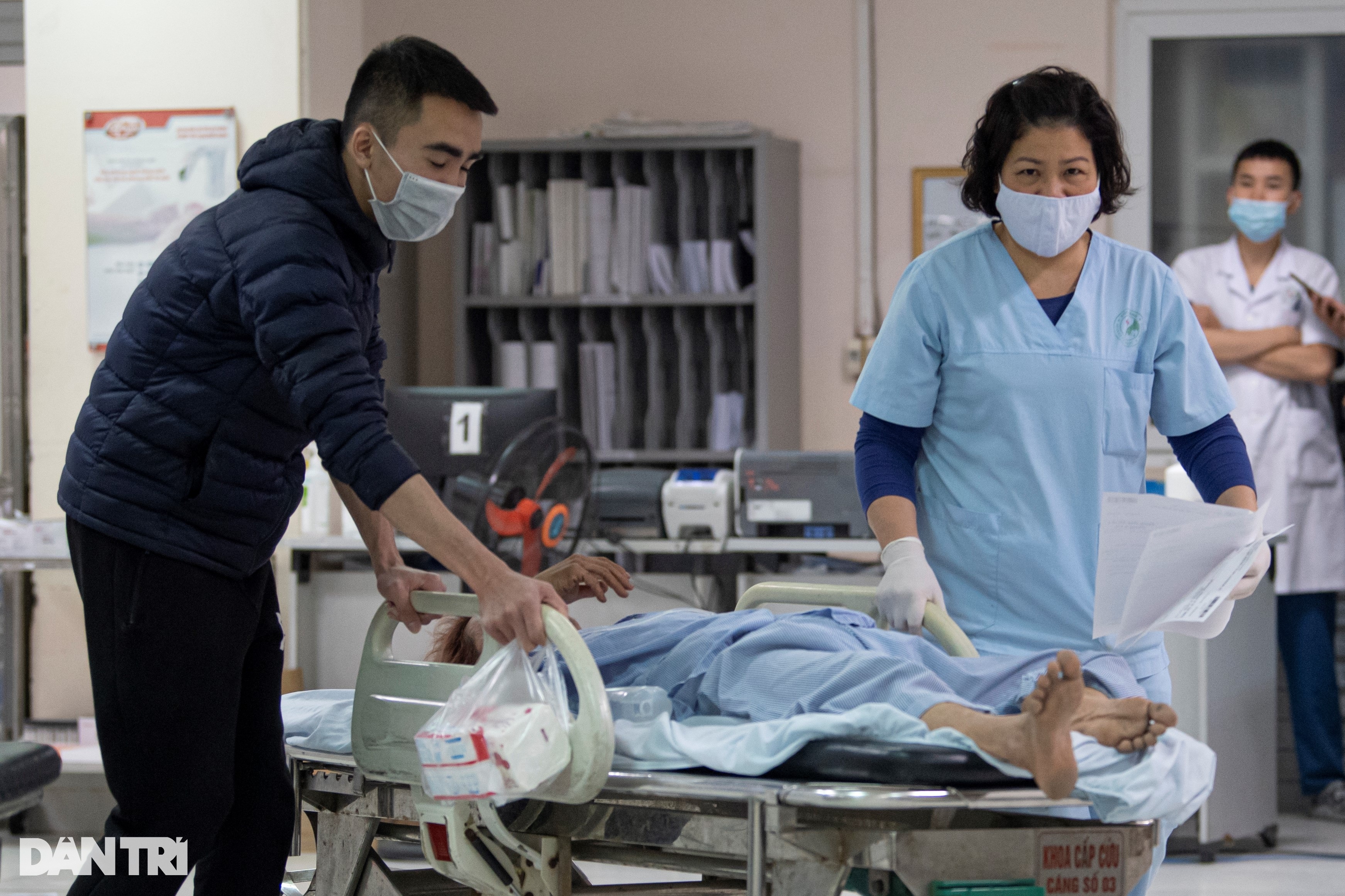 Đêm trắng cấp cứu: Chân không nghỉ, đèn không tắt trên đường đua sinh mệnh - 19 Đêm trắng cấp cứu: Chân không nghỉ, đèn không tắt trên đường đua sinh mệnh - 19