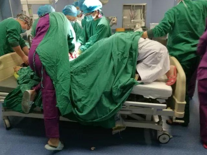 Mẹ trẻ kể lại giây phút hoảng loạn khi hàng chục bác sĩ vây quanh, thuốc mê chưa ngấm đã nghe "Rạch đi, phải cứu lấy đứa bé!" - Ảnh 3. Mẹ trẻ kể lại giây phút hoảng loạn khi hàng chục bác sĩ vây quanh, thuốc mê chưa ngấm đã nghe "Rạch đi, phải cứu lấy đứa bé!" - Ảnh 3.