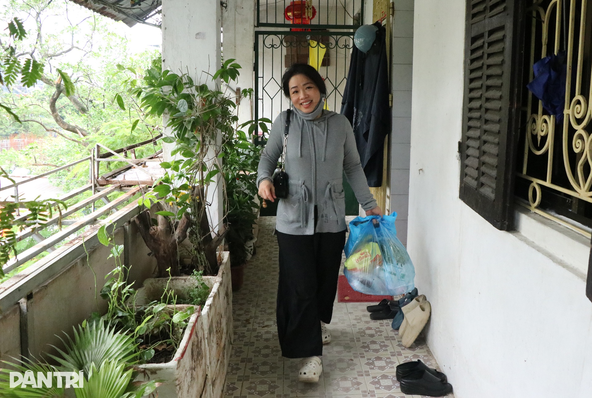 Công an gõ cửa từng nhà, vận động người dân đi sơ tán tránh bão Bualoi - 8 Công an gõ cửa từng nhà, vận động người dân đi sơ tán tránh bão Bualoi - 8