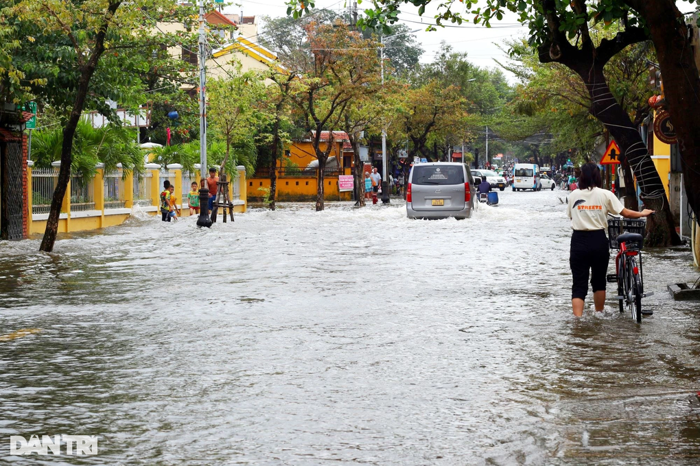 3 ngày lũ liên tiếp, du khách thích thú, người dân Hội An kiệt sức - 3 3 ngày lũ liên tiếp, du khách thích thú, người dân Hội An kiệt sức - 3