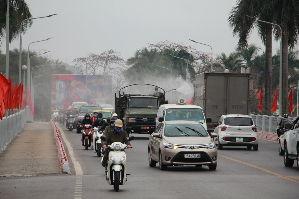 Hải Phòng phun hóa chất khử trùng các tuyến phố chính - 1 Hải Phòng phun hóa chất khử trùng các tuyến phố chính - 1