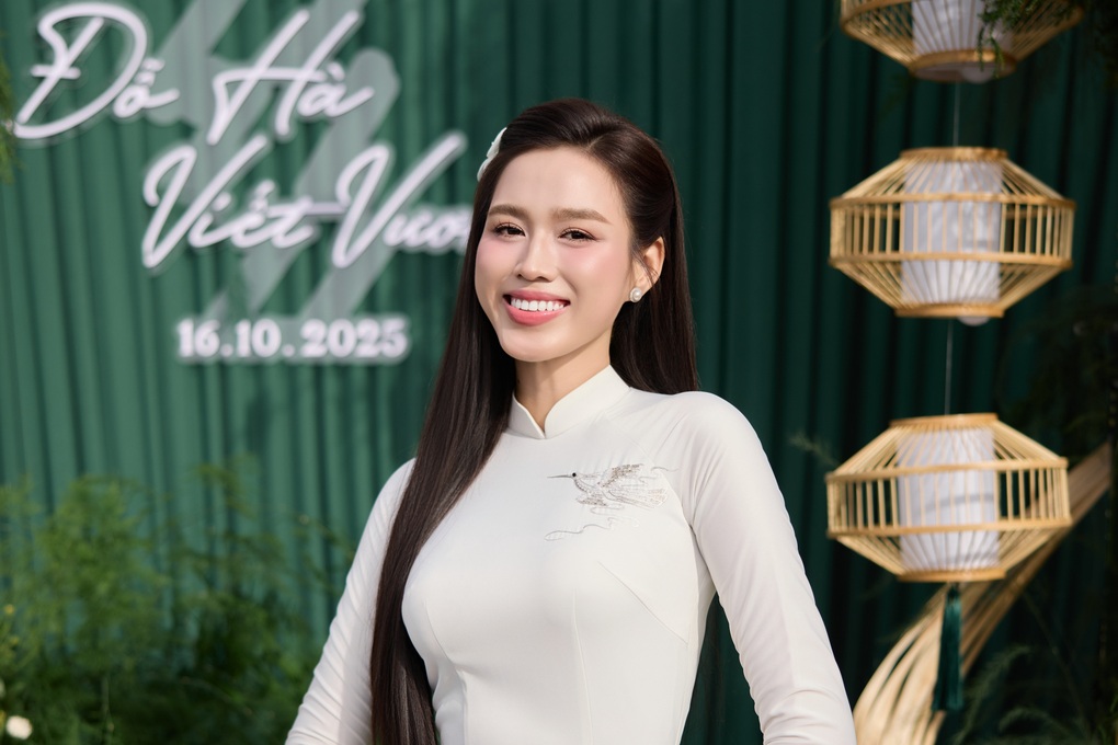 Hoa hậu Đỗ Thị Hà bật khóc khi nhận quà cưới từ bà ngoại - 1 Hoa hậu Đỗ Thị Hà bật khóc khi nhận quà cưới từ bà ngoại - 1