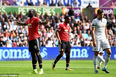 Swansea 0-4 MU: 10 phút cuối tưng bừng
