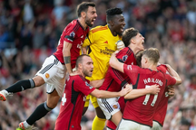Man Utd thắng ngược Brentford nhờ cú đúp ở phút bù giờ