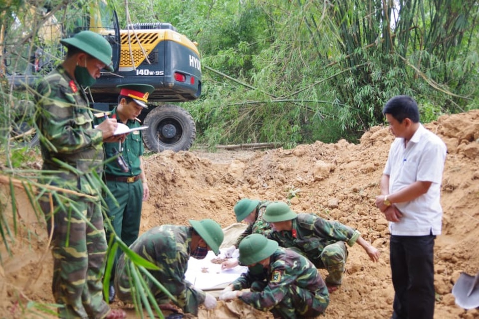 Phát hiện, cất bốc 2 hài cốt liệt sĩ ở đồi tràm - 1 Phát hiện, cất bốc 2 hài cốt liệt sĩ ở đồi tràm - 1