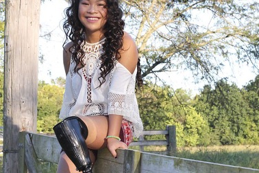 Bé gái gốc Việt khuyết tật ước mơ thành vận động viên bơi lội Mỹ