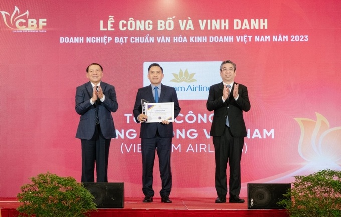 Ông Nguyễn Thế Bảo - PTGĐ Vietnam Airlines đại diện cho Vietnam Airlines nhận giải “Doanh nghiệp đạt chuẩn văn hóa kinh doanh Việt Nam”.