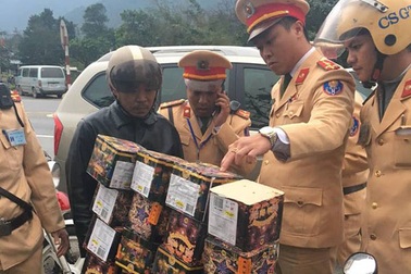 Ngụy trang 16 hộp pháo trong bao tải rau quả