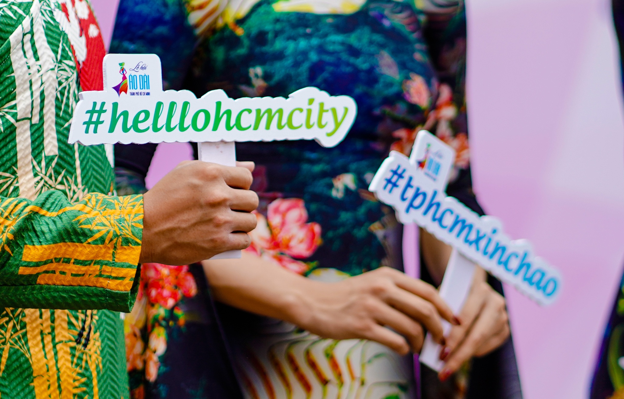 Đường phố, điểm du lịch… ở TPHCM biến thành sàn diễn áo dài - 3 Đường phố, điểm du lịch… ở TPHCM biến thành sàn diễn áo dài - 3