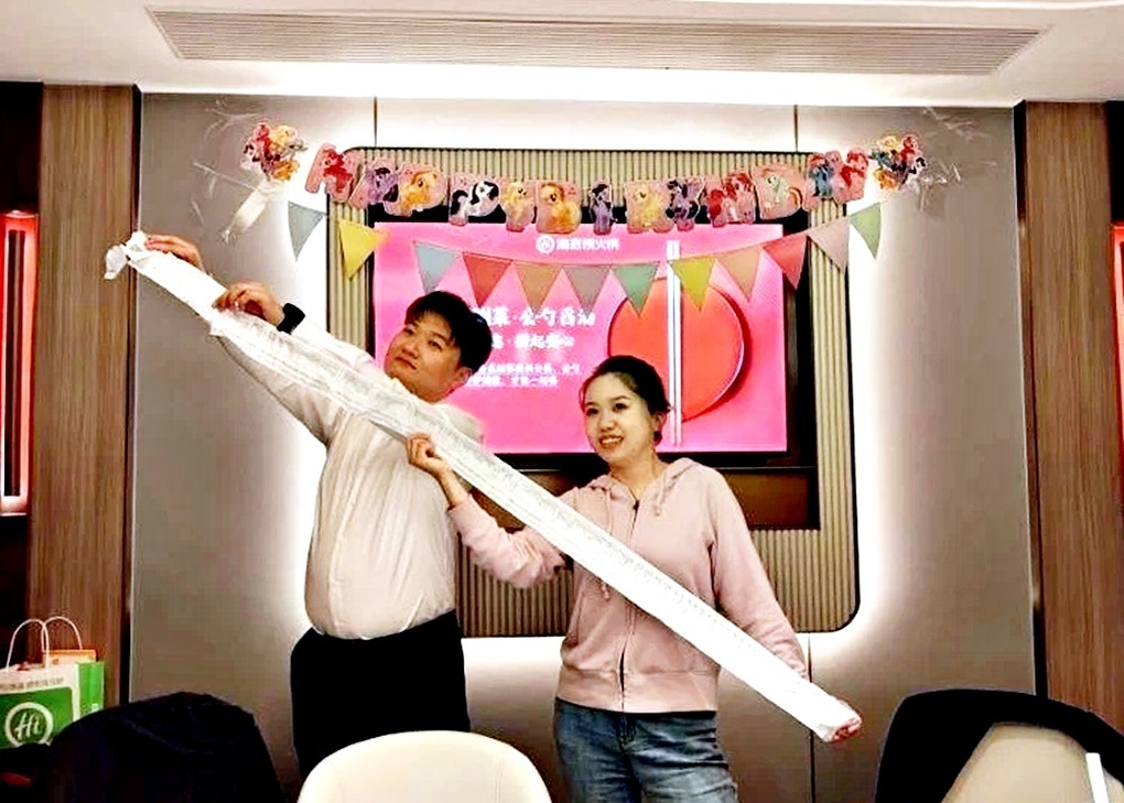 Cưới tại nhà hàng lẩu, cô dâu chú rể gây sốt với hóa đơn dài 2m - 3 Cưới tại nhà hàng lẩu, cô dâu chú rể gây sốt với hóa đơn dài 2m - 3
