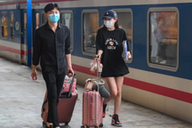 Giá vé máy bay tăng cao, công ty du lịch "chữa cháy" bằng xe khách, tàu lửa