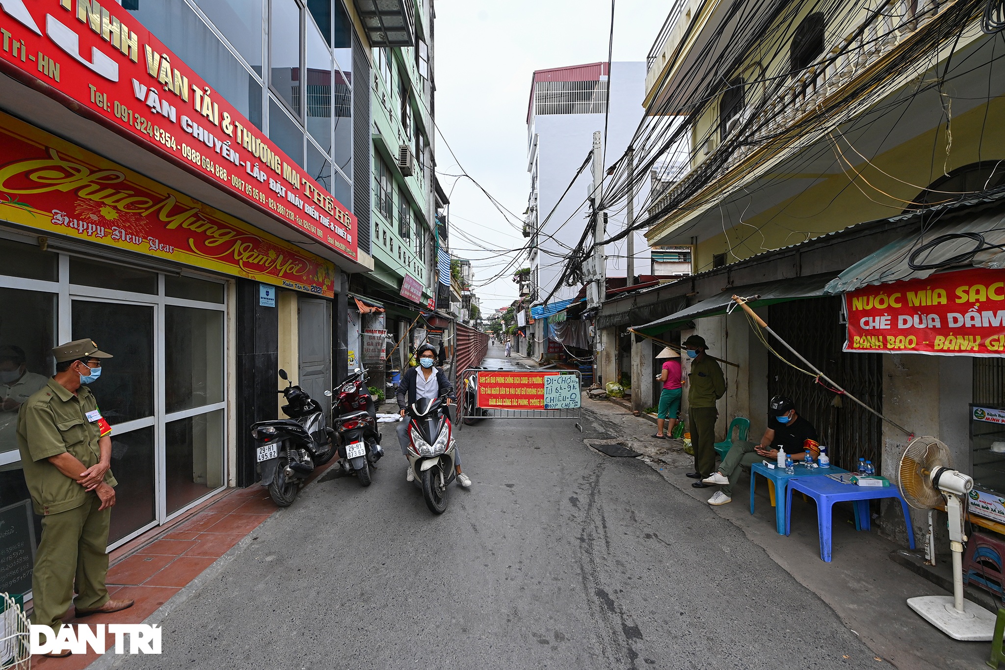 Hà Nội: Dựng bức tường tôn dài 200 m chia đôi 2 quận để phòng dịch - 1 Hà Nội: Dựng bức tường tôn dài 200 m chia đôi 2 quận để phòng dịch - 1