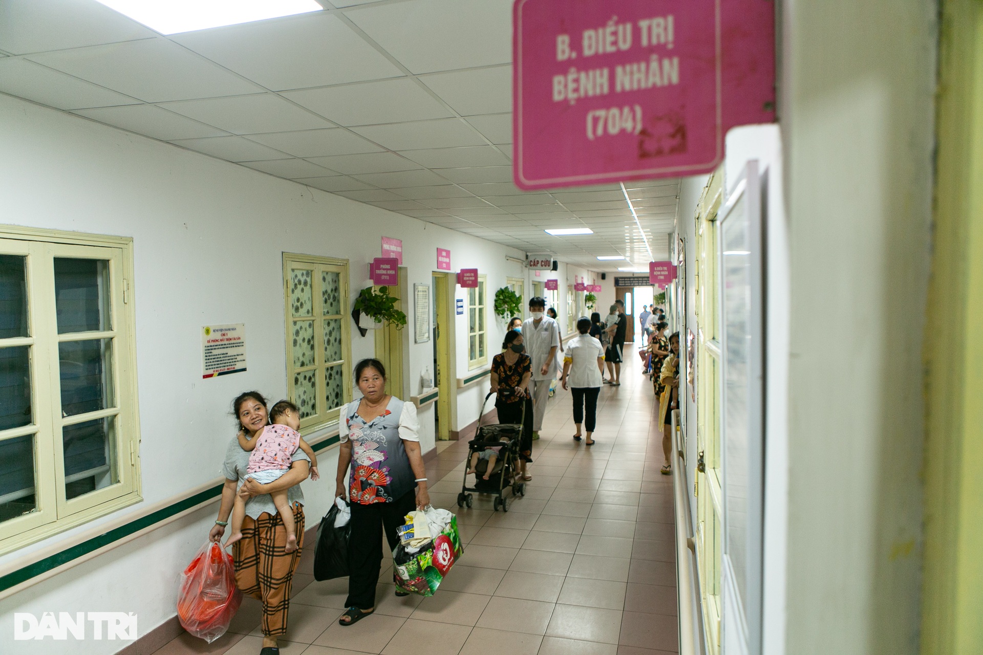 Hà Nội: Trẻ nhập viện tăng gấp 3 lần, mỗi bác sĩ gồng mình chăm 20 bệnh nhi - 1 Hà Nội: Trẻ nhập viện tăng gấp 3 lần, mỗi bác sĩ gồng mình chăm 20 bệnh nhi - 1