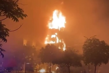 Cháy cửa hàng điện máy, 4 người thoát nạn