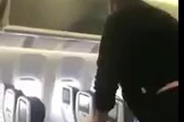 Trung Quốc: Máy bay chậm chuyến vì sạc dự phòng cháy ngùn ngụt