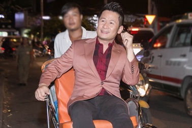 Bằng Kiều gây chú ý khi đi sự kiện bằng xích lô