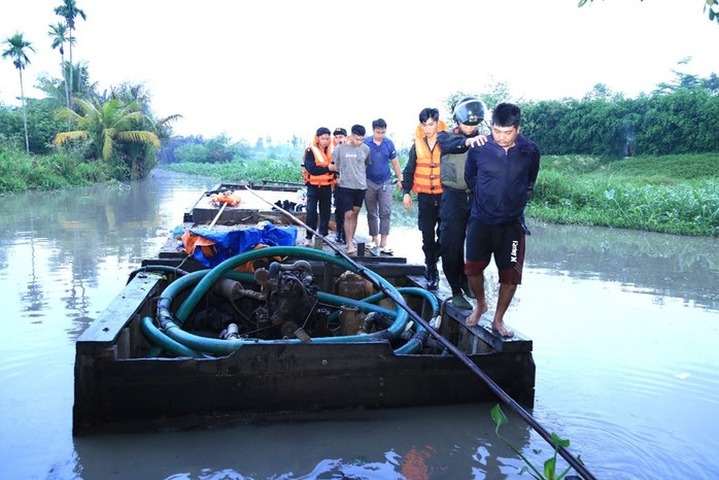Bắt quả tang nhóm khai thác cát trái phép trên sông Đồng Nai - 1 Bắt quả tang nhóm khai thác cát trái phép trên sông Đồng Nai