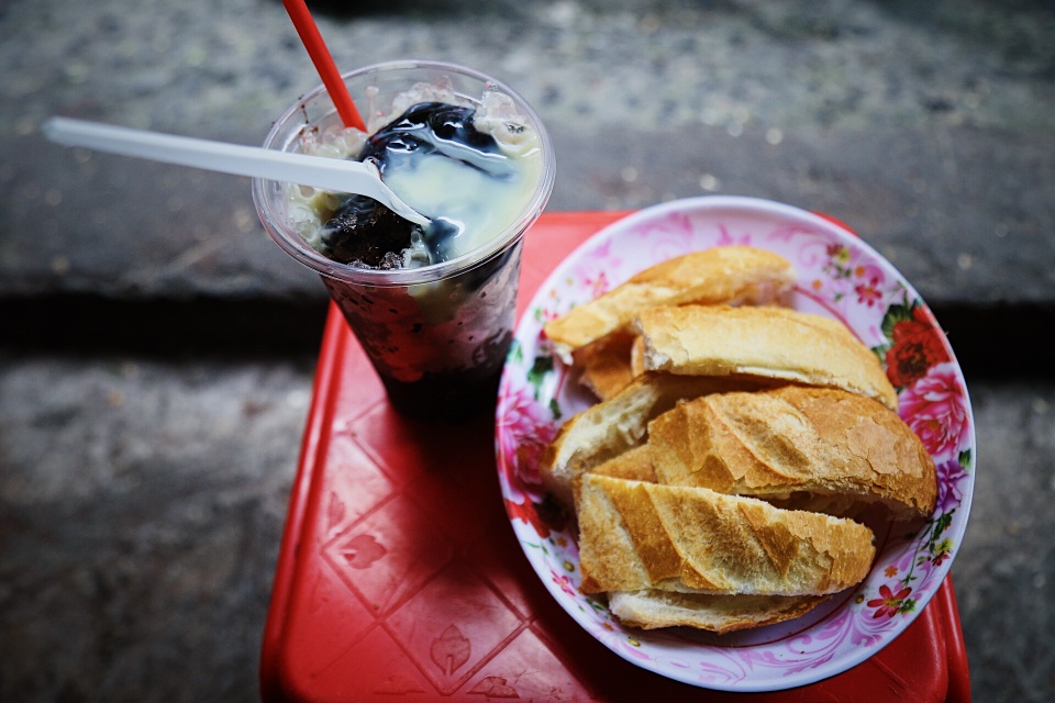 Cụ bà U70 bán ca cao bánh mì nuôi chồng và 3 con trưởng thành - 4 Cụ bà U70 bán ca cao bánh mì nuôi chồng và 3 con trưởng thành - 4