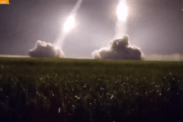 Siêu pháo "cuồng phong" của Nga phun bão lửa tại chiến trường Ukraine