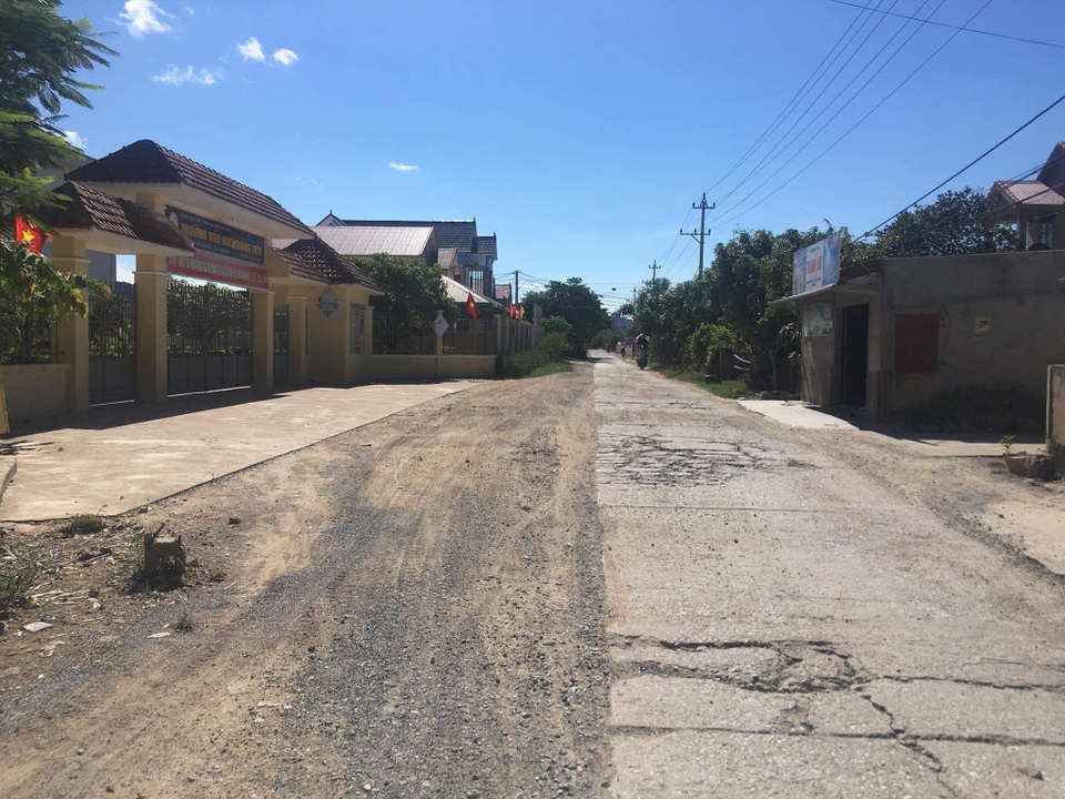 Quảng Bình: Dân khốn khổ vì con đường huyết mạch xuống cấp nghiêm trọng - 1 Quảng Bình: Dân khốn khổ vì con đường huyết mạch xuống cấp nghiêm trọng - 1