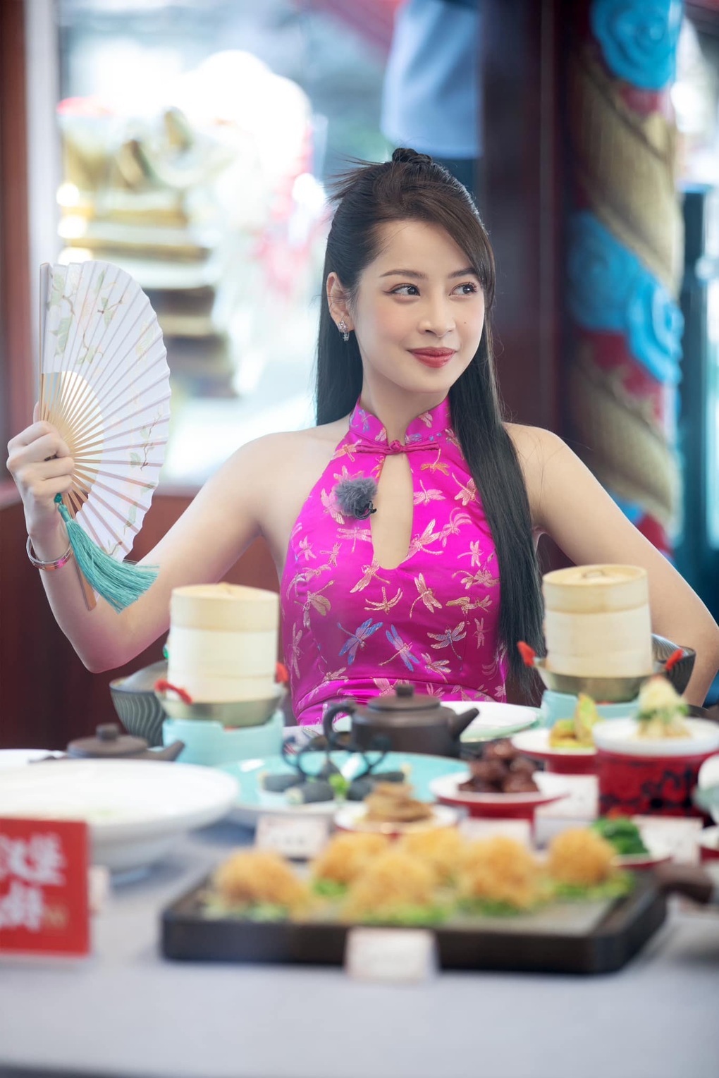 Chi Pu chạy show ở Trung Quốc: Mặc đồ trẻ trung, tôn dáng gợi cảm - 2 Chi Pu chạy show ở Trung Quốc: Mặc đồ trẻ trung, tôn dáng gợi cảm - 2