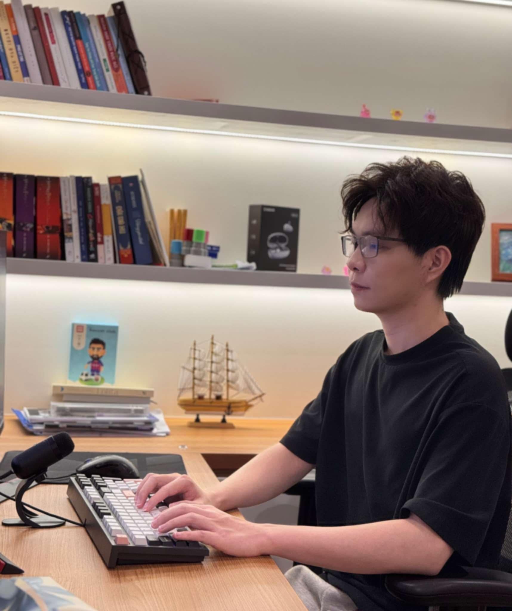 Učitel, který se svou přítelkyní mluvil 100% anglicky, dosáhl na první pokus 9,0 bodů v testu IELTS - 2 Nói tiếng Anh 100% với bạn gái, anh giáo đạt 9.0 IELTS ngay lần thi đầu - 2