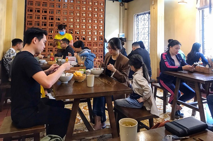 Hình ảnh các quán ăn, cà phê ở Hà Nội ngày mở cửa đón khách trở lại - Ảnh 2. Hình ảnh các quán ăn, cà phê ở Hà Nội ngày mở cửa đón khách trở lại - Ảnh 2.