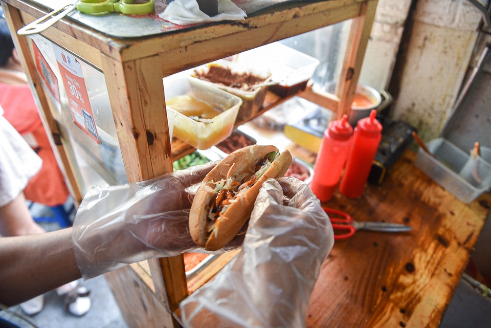 Bí mật món bánh mì nướng muối ớt giúp chủ quán bán 500 chiếc mỗi ngày - 6 Bí mật món bánh mì nướng muối ớt giúp chủ quán bán 500 chiếc mỗi ngày - 6