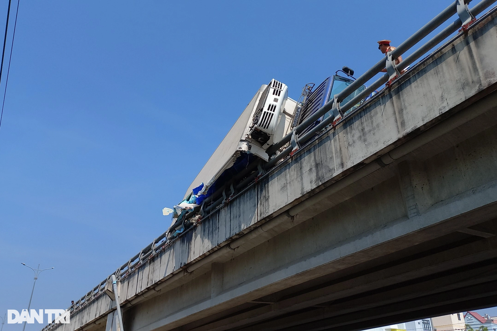 Xe tải lật ngang cầu, người dân giúp tài xế gom gần 8 tấn cá - 4 Xe tải lật ngang cầu, người dân giúp tài xế gom gần 8 tấn cá - 4