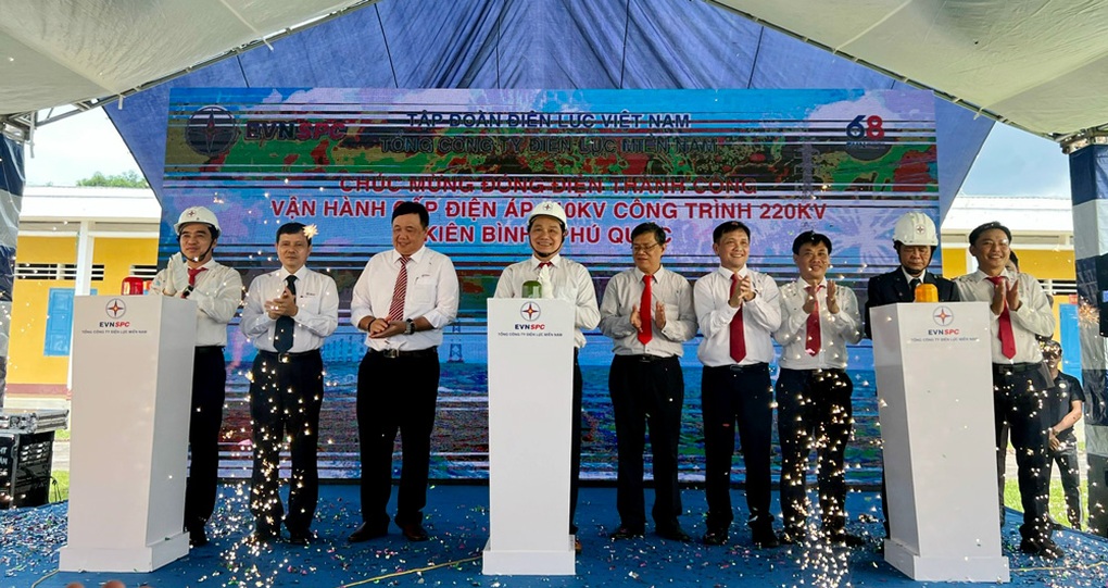 Đóng điện đường dây 220kV trị giá hơn 2.000 tỷ đồng dẫn điện ra đảo Phú Quốc - 1 Đóng điện đường dây 220kV trị giá hơn 2.000 tỷ đồng dẫn điện ra đảo Phú Quốc - 1