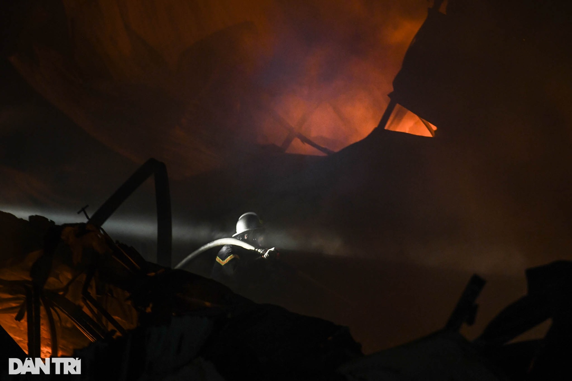 Hiện trường vụ cháy gần chợ Ninh Hiệp, nhiều tấn hàng Tết đã hóa thành tro - 17