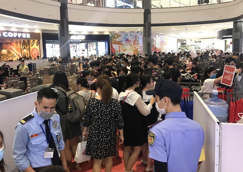Hàng hiệu giảm giá sốc, người Sài Gòn xếp hàng dài cả trăm mét tranh nhau mua - 1 Hàng hiệu giảm giá sốc, người Sài Gòn xếp hàng dài cả trăm mét tranh nhau mua - 1
