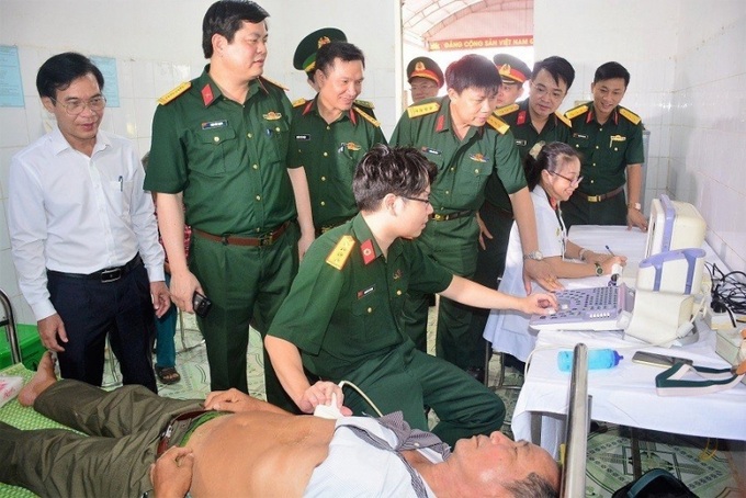 Thăm khám bệnh cho các thương, bệnh binh