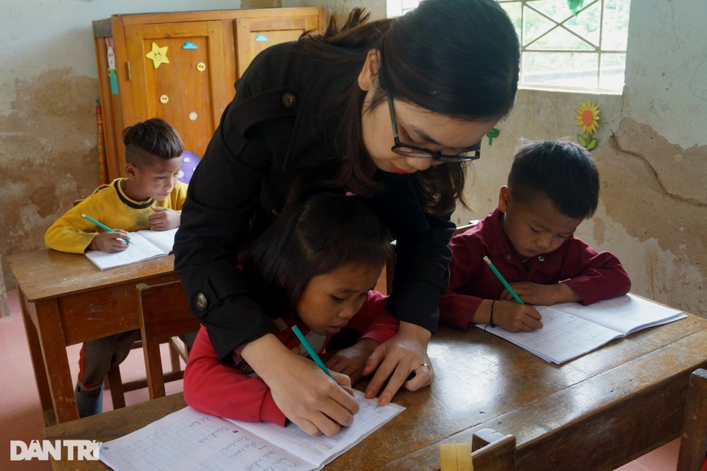 Thầy cô gánh xe máy vượt sông, mang con chữ vào nơi thâm sơn cùng cốc - 10 Thầy cô gánh xe máy vượt sông, mang con chữ vào nơi thâm sơn cùng cốc - 10