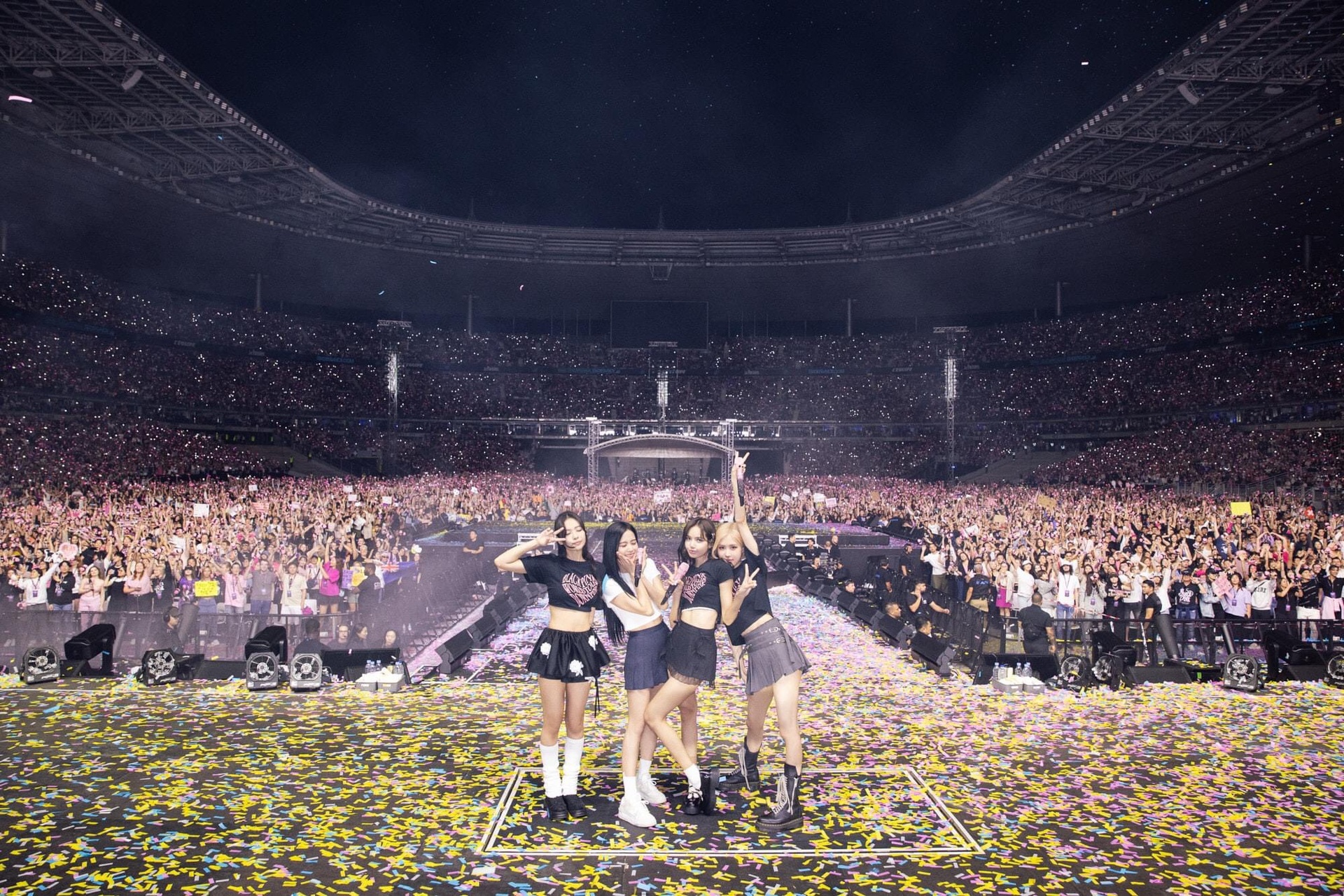 Show diễn Blackpink tại Hà Nội: Không chỉ là chuyện giới trẻ đu idol - 4 Show diễn Blackpink tại Hà Nội: Không chỉ là chuyện giới trẻ đu idol - 4