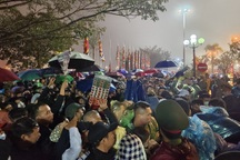 Hàng nghìn người chen chân đội mưa chờ vào lễ sau giờ khai ấn đền Trần