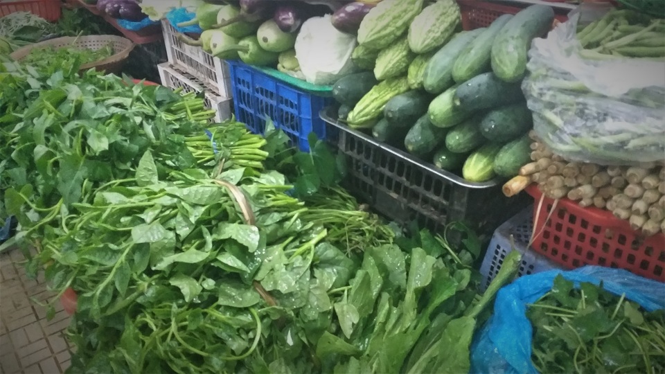 Mưa lũ kéo dài, rau xanh tại Đà Nẵng có nơi tăng 3-4 lần so với ngày thường - 2 Mưa lũ kéo dài, rau xanh tại Đà Nẵng có nơi tăng 3-4 lần so với ngày thường - 2