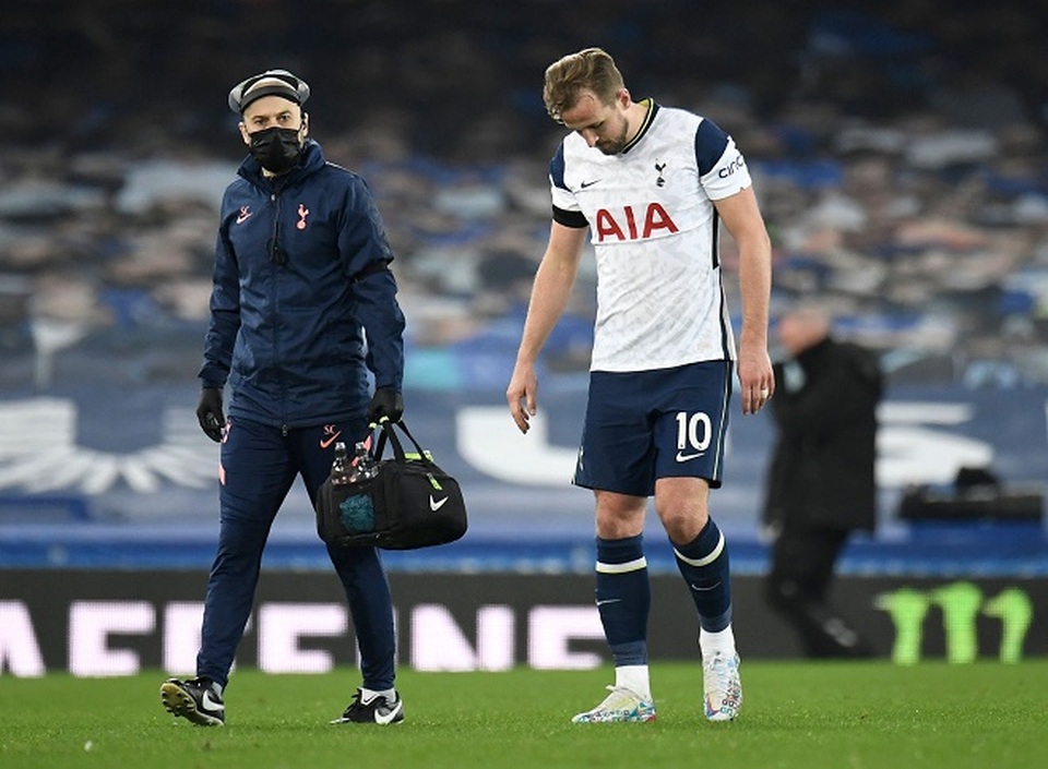 Nụ cười méo xệch và xiềng xích của Mourinho - 2 Nụ cười méo xệch và xiềng xích của Mourinho - 2