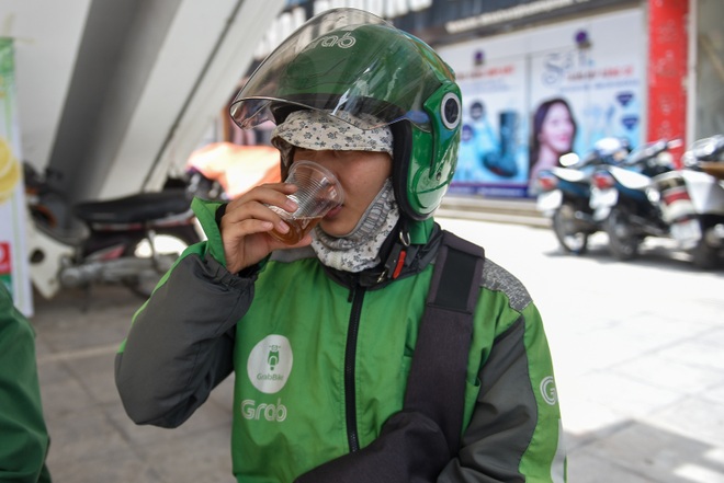 Hà Nội: Mát lòng trà chanh đá miễn phí giữa ngày nắng đỉnh điểm - 21 Hà Nội: Mát lòng trà chanh đá miễn phí giữa ngày nắng đỉnh điểm - 21