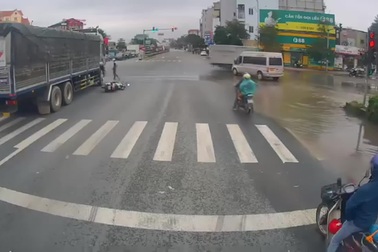 Người đi xe máy suýt trả giá đắt vì giành đường với xe tải