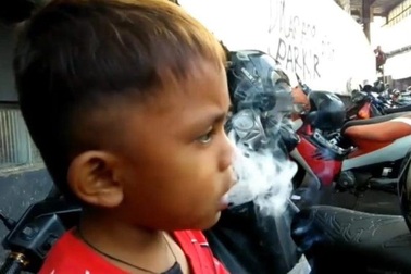 Sốc với bé 2 tuổi được mẹ cho phì phèo mỗi ngày 40 điếu thuốc lá
