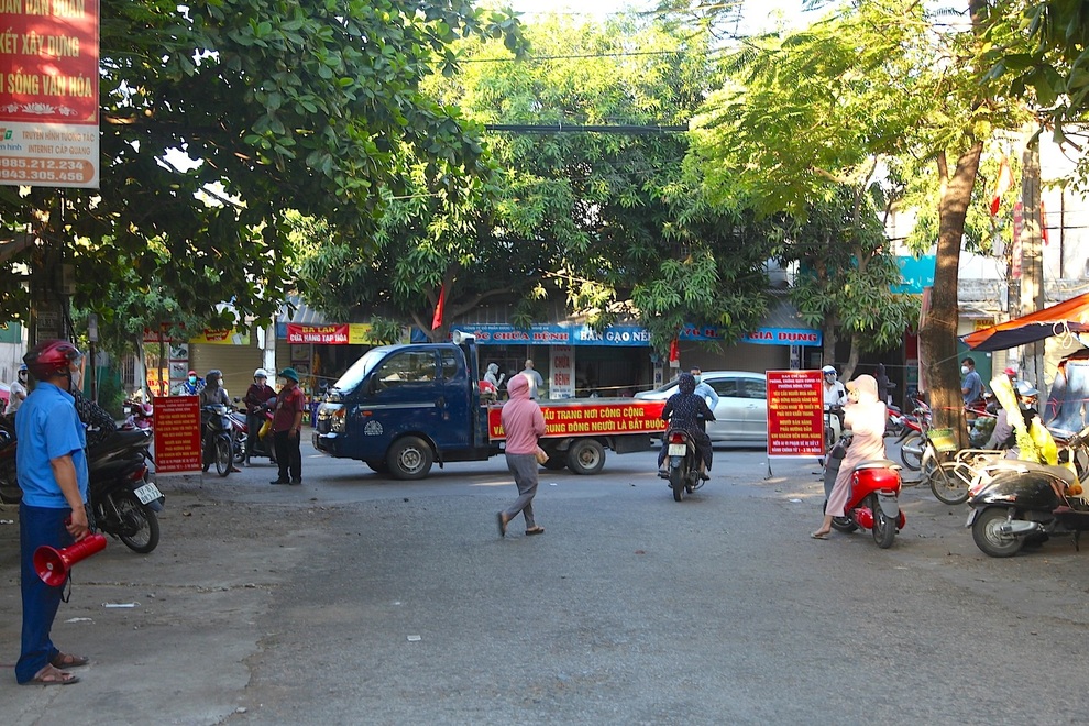 Trước giờ G phát thẻ đi chợ, người dân xếp hàng mua đồ tích trữ - 1 Trước giờ G phát thẻ đi chợ, người dân xếp hàng mua đồ tích trữ - 1