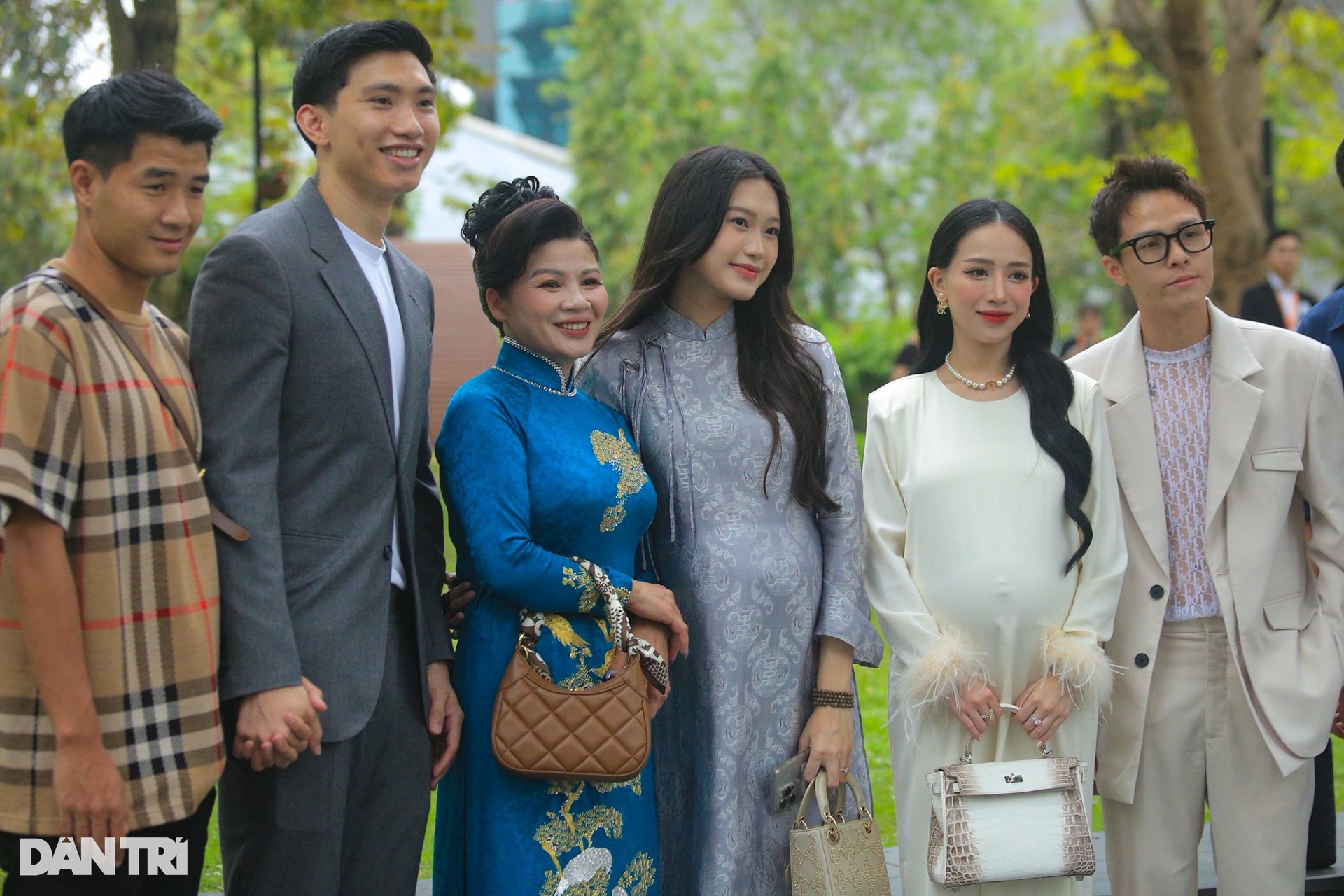 Đám cưới Quang Hải: Cô dâu - chú rể bất ngờ thông báo có em bé - 1 Đám cưới Quang Hải: Cô dâu - chú rể bất ngờ thông báo có em bé - 1