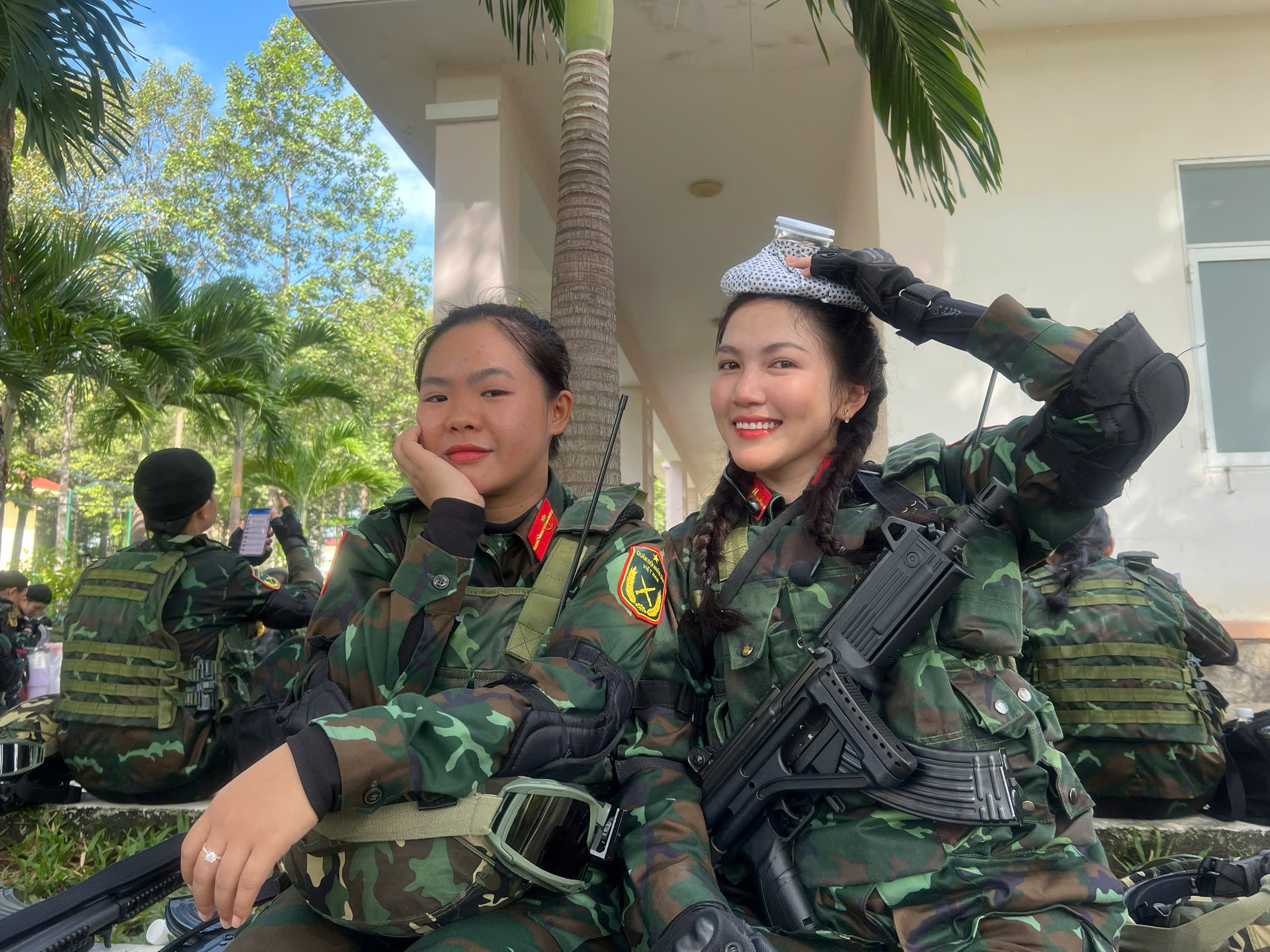 Cô gái xinh đẹp trong video trò chuyện với Đại tướng Phan Văn Giang gây sốt - 7 Cô gái xinh đẹp trong video trò chuyện với Đại tướng Phan Văn Giang gây sốt - 7
