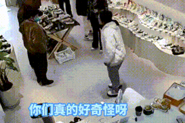 Đưa hết tiền lương cho bố mẹ, cô gái trẻ quỳ khóc khi bị từ chối mua giày