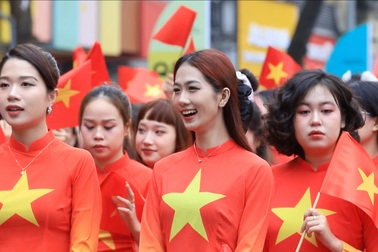 1.000 thiếu nữ mặc áo dài diễu hành quanh hồ Gươm, xếp hình bản đồ Việt Nam